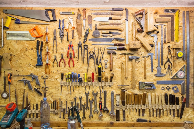 Établi de bricolage rangé
