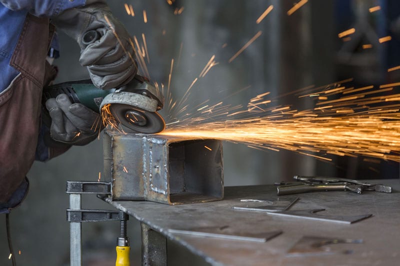 Utilisation d'un outil à main pour travailler le métal