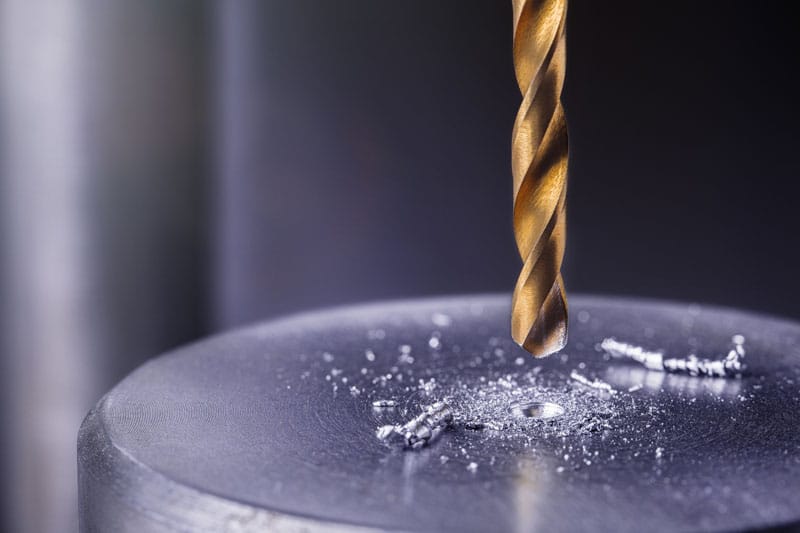 Utilisation d'une perceuse pour travailler le métal