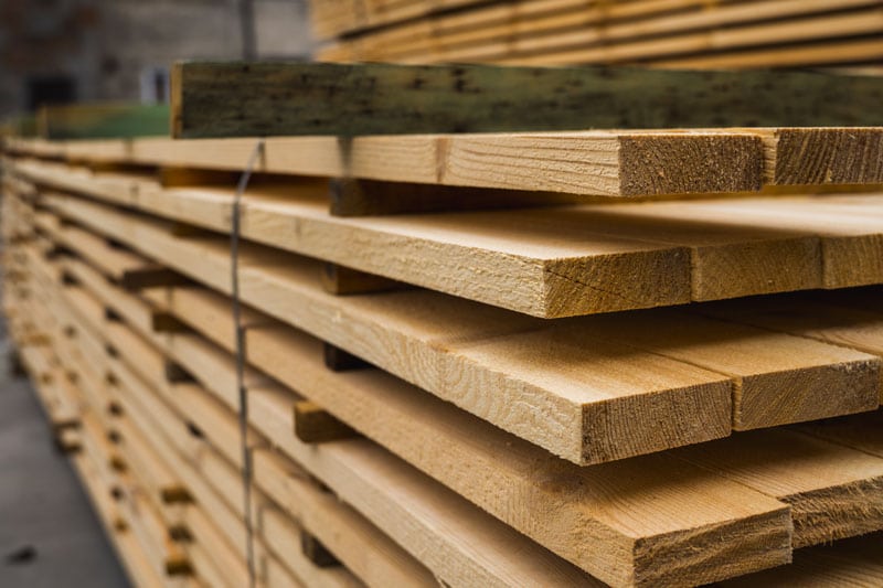 Plusieurs planches de bois