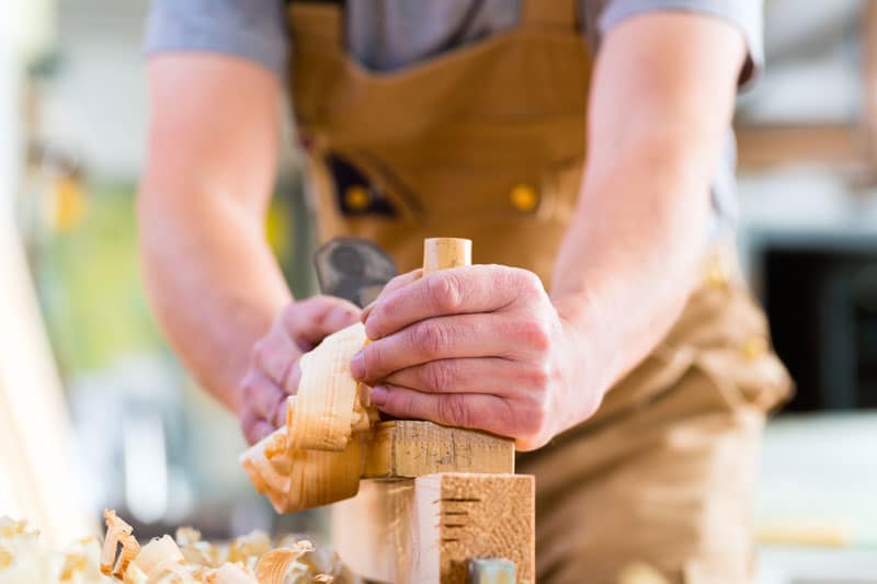 Utilisation d'un rabot à main