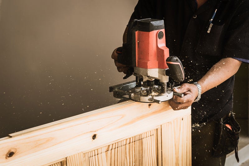 Défonceuse en train de travailler une pièce de bois