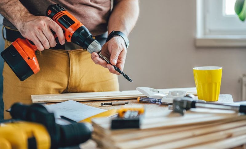 Bricoleur qui prépare sa perceuse et ses équipements