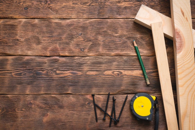 Établi en bois avec des outils