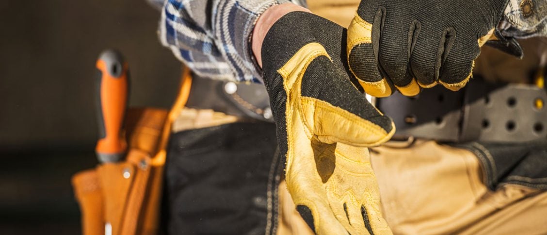 Professionnel qui porte des gants de protection