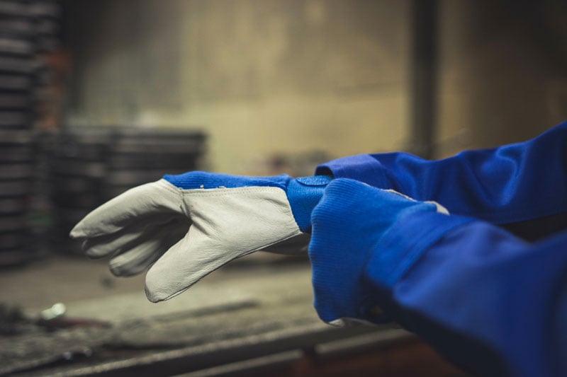 Professionnel qui porte des gants